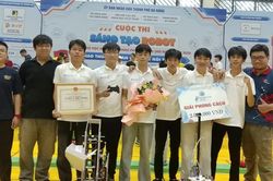 Niềm đam mê nghiên cứu khoa học đưa nhóm học sinh đến sân chơi Robot khu vực