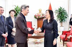 Thứ trưởng L&ecirc; Thị Thu Hằng tiếp Nghị sĩ Quốc hội Li&ecirc;n bang Đức Rolf Mutzenich