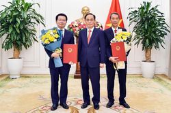 Bộ Ngoại giao trao quyết định bổ nhiệm Thư k&yacute; Ủy vi&ecirc;n Bộ Ch&iacute;nh trị, Bộ trưởng Bộ Ngoại giao v&agrave; Tổng L&atilde;nh sự Việt Nam tại Sihanoukville (Campuchia)