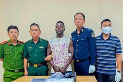 Phát hiện 2kg ma túy đá, 2 bánh heroin giấu trong kiện hàng