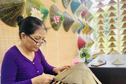 Nón lá sen xứ Huế: Đánh thức hồn sen trên vành nón