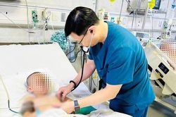 Cứu sống b&eacute; trai 6 tuổi bị cọc r&agrave;o sắt đ&acirc;m xuy&ecirc;n thấu v&ugrave;ng bụng