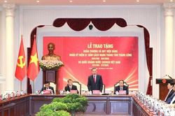 Tri ân các đồng chí Ủy viên Bộ Chính trị, Ủy viên Ban Bí thư các thời kỳ