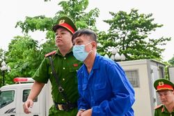 Cựu Thứ trưởng Nguyễn B&aacute; Hoan ra t&ograve;a với c&aacute;o buộc nhận hối lộ 16 tỷ đồng