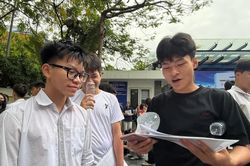 Thi lớp 10 còn hai môn Văn và Toán là 'quay về thời kỳ 30 năm trước'