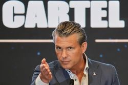 Ghế của Bộ trưởng Chiến tranh Mỹ Hegseth lung lay