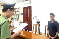 Nhặt được s&uacute;ng trong nghĩa trang mang đi bắn chim, người đ&agrave;n &ocirc;ng bị khởi tố