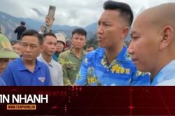 TIN NHANH: C&aacute;ch Huấn 'Hoa Hồng' trao tiền từ thiện qua lời kể của trưởng bản v&agrave; người d&acirc;n