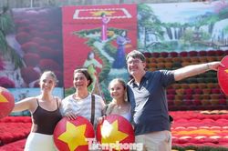 Làng hương Quảng Phú Cầu rực sắc đỏ, hút du khách check-in