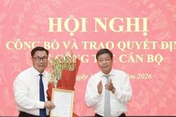 T&acirc;n Gi&aacute;m đốc Sở Nội vụ H&agrave; Nội Nguyễn Quang Hiếu nhận nhiệm vụ