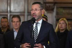 Bộ trưởng Colombia hứng chỉ trích vì đi tắm biển giữa lúc người dân vật lộn sau động đất