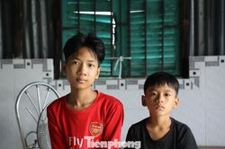 Gia cảnh ngư d&acirc;n sống s&oacute;t sau 4 ng&agrave;y tr&ocirc;i dạt tr&ecirc;n biển, hai con thơ ng&oacute;ng cha