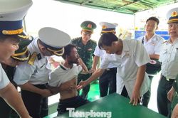 Trôi dạt 4 ngày trên biển, ngư dân sống sót nhờ ôm phao không rời