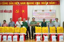 C&ocirc;ng an Đồng Th&aacute;p trao tặng gần 500 triệu đồng an sinh x&atilde; hội tại Cần Thơ
