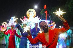 Hàng nghìn người đội mưa thưởng thức đại tiệc Carnival