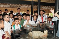 Sôi nổi hành trình theo dấu chân Bác, học sử từ di tích