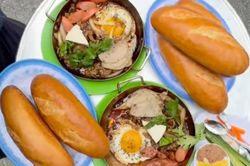 Khách xếp hàng cả tiếng trên vỉa hè nắng nóng, chờ ăn bánh mì chảo tại New York