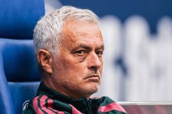 Mourinho tím bầm mắt sau buổi tập của Real Madrid