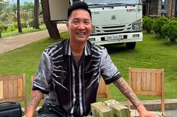 Cách Huấn 'Hoa Hồng' trao tiền từ thiện qua lời kể của trưởng bản và người dân