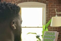 Tai nghe AirPods 'lạ' xuất hiện trong video của Apple