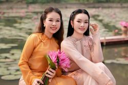 Tiến sĩ Tân Nhàn được bạn bè gửi lời chúc mừng, người đẹp Ngọc Trinh hở bạo