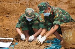 Bộ đội đ&agrave;o giếng nước ở TPHCM, t&igrave;m thấy 3 h&agrave;i cốt liệt sĩ