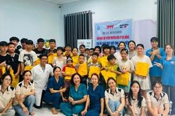 Trao kiến thức, trao yêu thương đến trẻ em đường phố Đà Nẵng