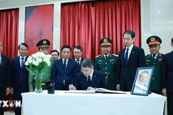 Thủ tướng Lê Minh Hưng ghi sổ tang nguyên Thủ tướng Trung Quốc Chu Dung Cơ