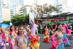 Nghệ An: Hàng nghìn người dân đội mưa hòa mình vào lễ hội Carnival rực rỡ