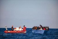 29 người Bangladesh được giải cứu sau 10 ngày lênh đênh trên Địa Trung Hải