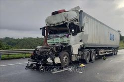 Hai xe container va chạm trên cao tốc khiến một tài xế tử vong