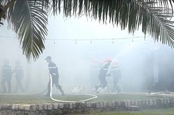 Khống chế nhanh vụ ch&aacute;y tại khu dịch vụ ven biển ở Tuy H&ograve;a