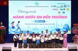 Trao 500 suất học bổng 'Nâng bước em đến trường'