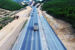 Tập trung tối đa mở rộng cao tốc Cam Lộ - La Sơn trước m&ugrave;a mưa lũ