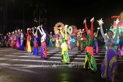 Nghệ An: Hàng nghìn người dân đội mưa hòa mình vào lễ hội Carnival rực rỡ sắc màu