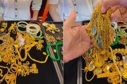 Mang vàng của mẹ đi kiểm tra, con gái bật khóc khi bán được 3,1 tỷ đồng