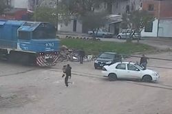Ô tô chết máy mắc kẹt trên đường ray bị đoàn tàu đâm trúng