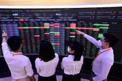 VN Index t&aacute;i diễn t&igrave;nh trạng &lsquo;xanh vỏ, đỏ l&ograve;ng&rsquo;