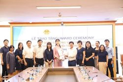 Trao kỷ niệm chương 'V&igrave; sự nghiệp N&ocirc;ng nghiệp v&agrave; M&ocirc;i trường' cho chuy&ecirc;n gia JICA