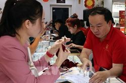 Gi&aacute; v&agrave;ng chiều 18/8: V&agrave;ng SJC quay đầu giảm