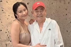NSND Việt Anh nói rõ chuyện sinh con với vợ kém 36 tuổi