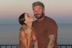 Victoria Beckham khoe dáng với váy xuyên thấu