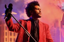 The Weeknd khiến trận đá bóng giữa Arsenal và Manchester City dời địa điểm tổ chức