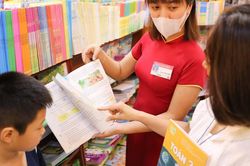Phụ huynh 'đỏ mắt' t&igrave;m mua s&aacute;ch gi&aacute;o khoa cho con: Nh&agrave; xuất bản Gi&aacute;o dục Việt Nam n&oacute;i g&igrave;?
