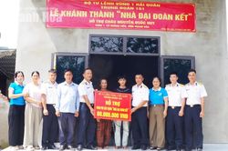 Trung đoàn 151 Hải quân bàn giao nhà "Đại đoàn kết” tại Thanh Hóa