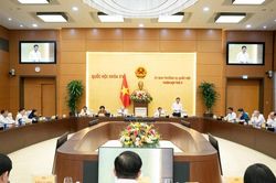 Đẩy mạnh ph&acirc;n cấp, khơi th&ocirc;ng nguồn lực v&agrave; ph&aacute;t triển năng lượng mới