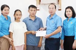 Thăm hỏi, hỗ trợ gia đình nữ đoàn viên không may qua đời