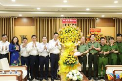 L&atilde;nh đạo th&agrave;nh phố Đ&agrave; Nẵng thăm, ch&uacute;c mừng 81 năm Ng&agrave;y truyền thống C&ocirc;ng an nh&acirc;n d&acirc;n (19/8)
