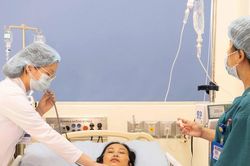 Cứu sống người phụ nữ sốc nhiệt sau nhiều giờ đốt rẫy