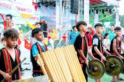 Đồng b&agrave;o Giẻ Tri&ecirc;ng x&atilde; Phước Ch&aacute;nh tham gia chương tr&igrave;nh 'Vui Tết độc lập'